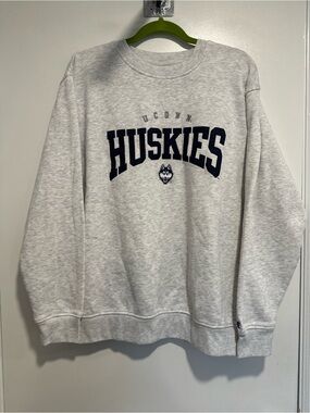NWOT Champion UCONN Huskies SzL Embroidered logo Spellout Basketball sweatshirt.